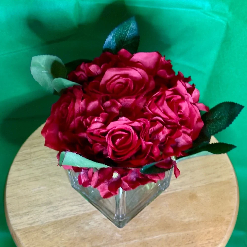 Home decor dark red silk flowers in vase